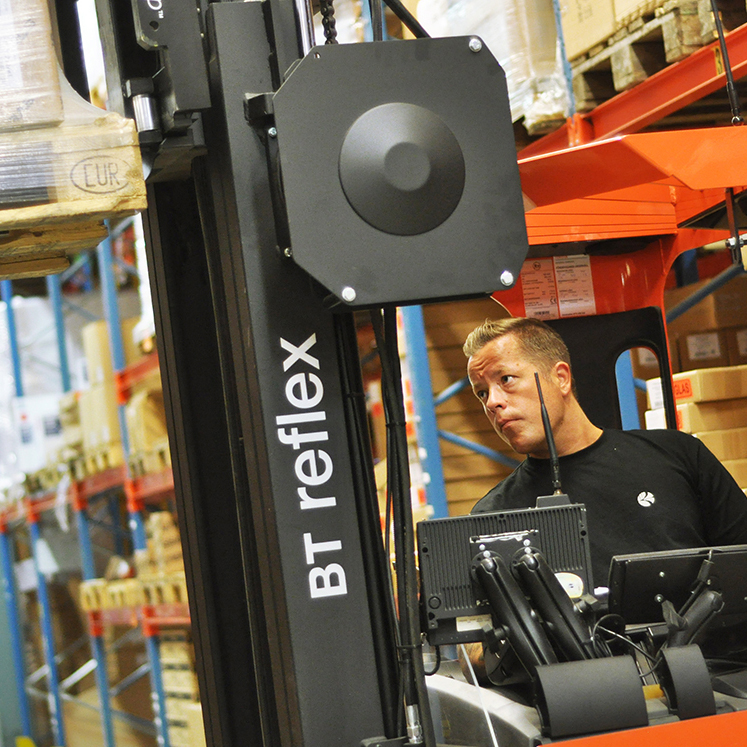 Medarbetare med truck på Byggbeslags centrallager