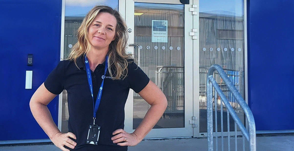 Platschef Linda Lindqvist utanf&ouml;r Byggbeslag i Ume&aring;