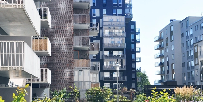 Flerbostadshus med lägenheter och innergård