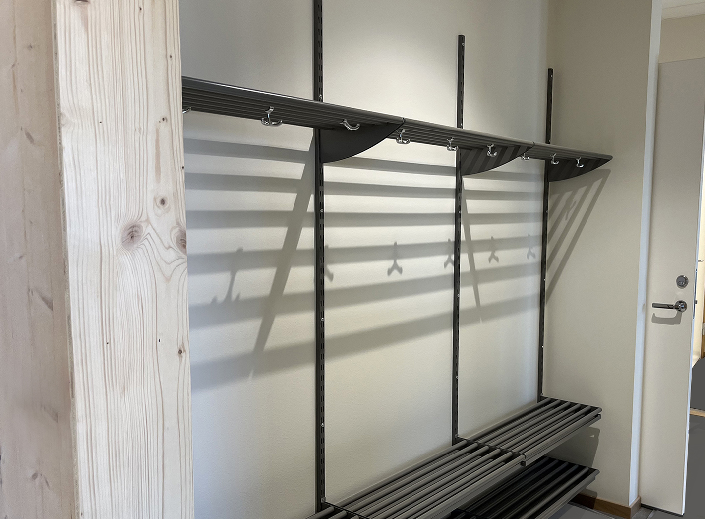 Kl&auml;d- och skohylla fr&aring;n Byggbeslag