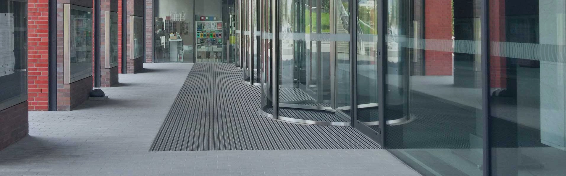 Entr&eacute;milj&ouml; med skrap- och torkmatta