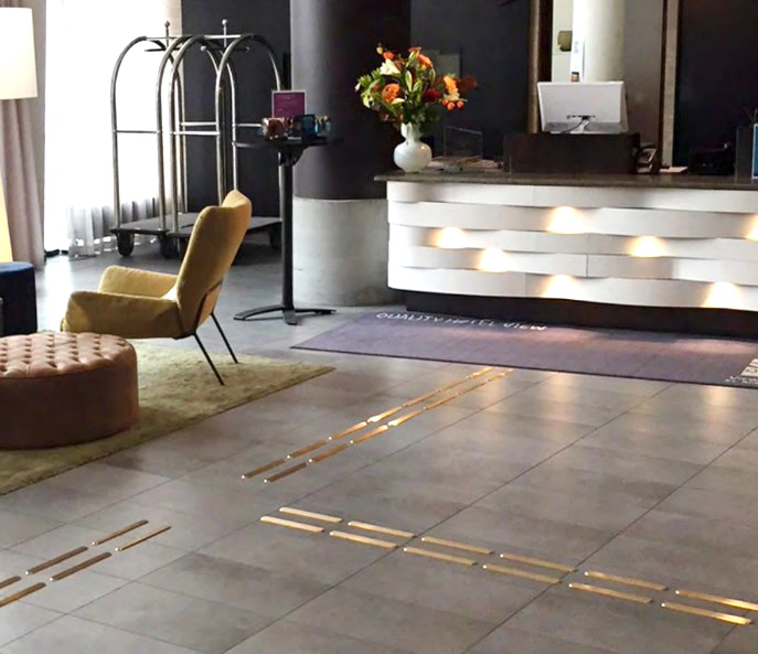 Taktila str&aring;k fr&aring;n Matting i hotellentr&eacute;