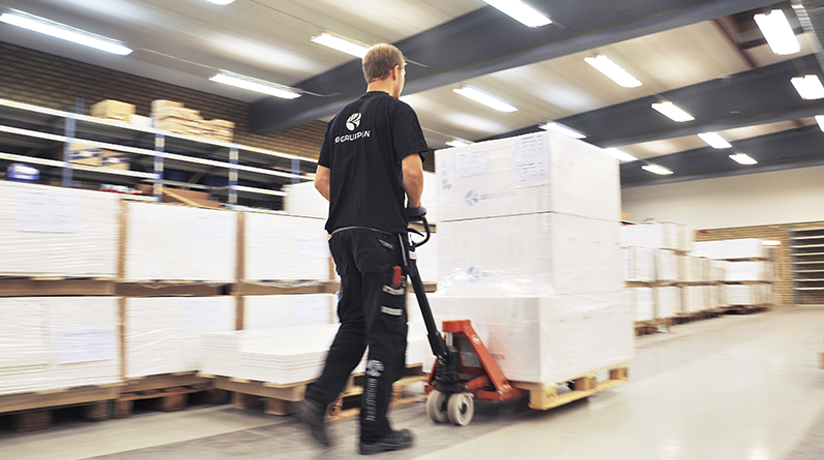 Medarbetare med lastpall på Byggbeslags centrallager