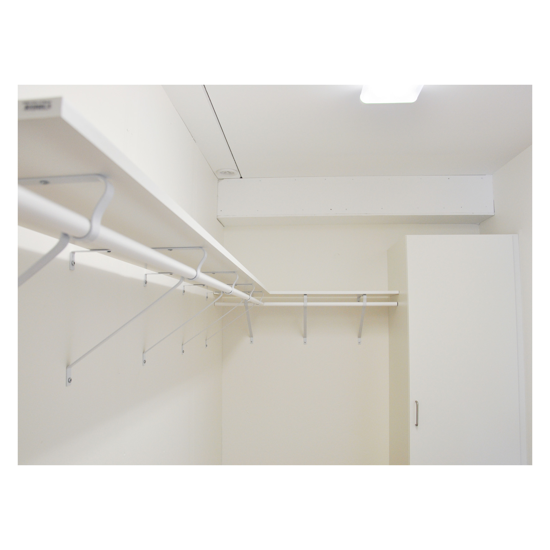 KLÄDKAMMARHYLLA BB83